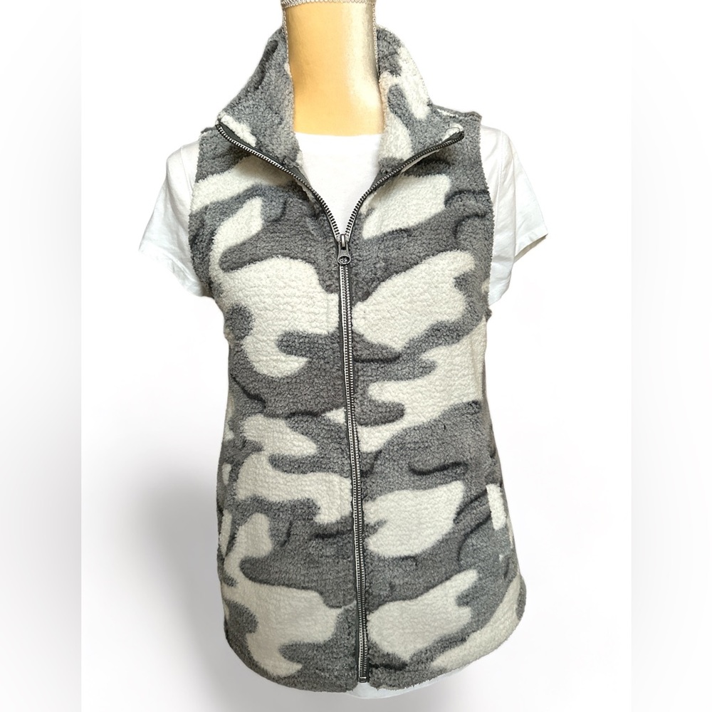 Dylan Woman’s Black, Cream/White Camo Style Polyester (faux fur) Vest Small